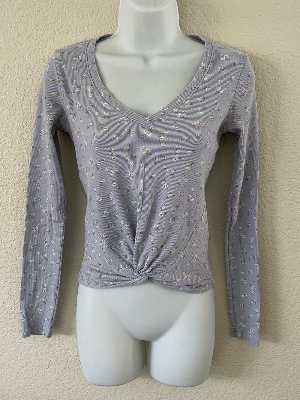 Hollister Blue Ribbed V-Neck Floral Print Long Sleeve Shirt Size S Twisted Front